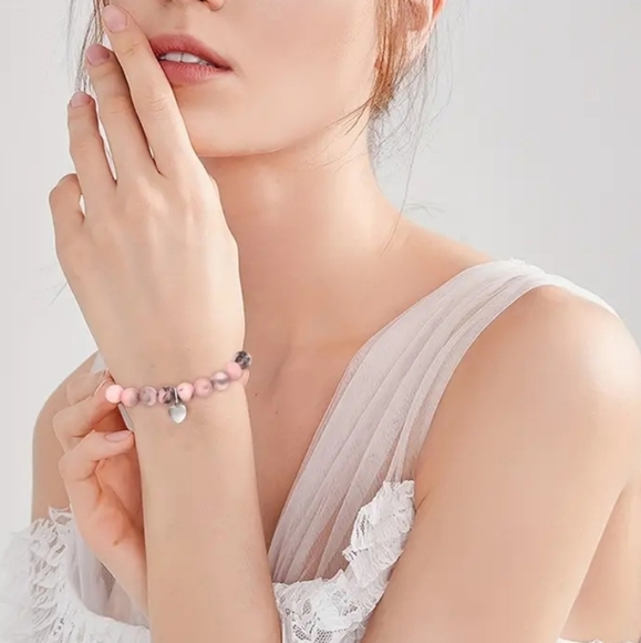 NEW! Delicate Jade-Like Bead Bracelet with Heart Pendant - Picture 5 of 6